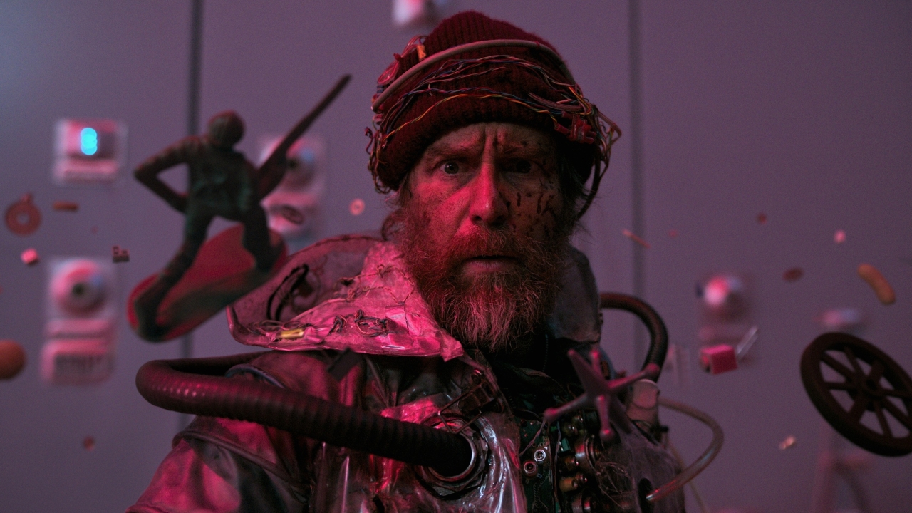 Gore Verbinski keert terug met de R-rated sciencefictionfilm 'Good Luck, Have Fun, Don't Die'