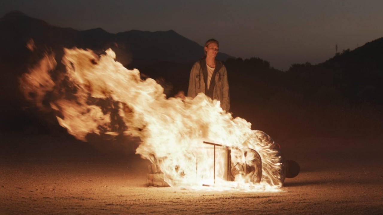 Wraakthriller 'Redux Redux' volgt moeder Irene Kelly die door parallelle universums reist om haar dochter te wreken