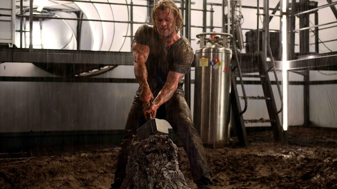 Replica van Mjölnir te koop voor 280 euro bij de Official Marvel Store