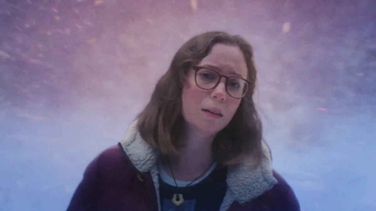 Jane Schoenbrun brengt de unieke horrorfilm 'Teenage Sex and Death at Camp Miasma' uit op 7 augustus