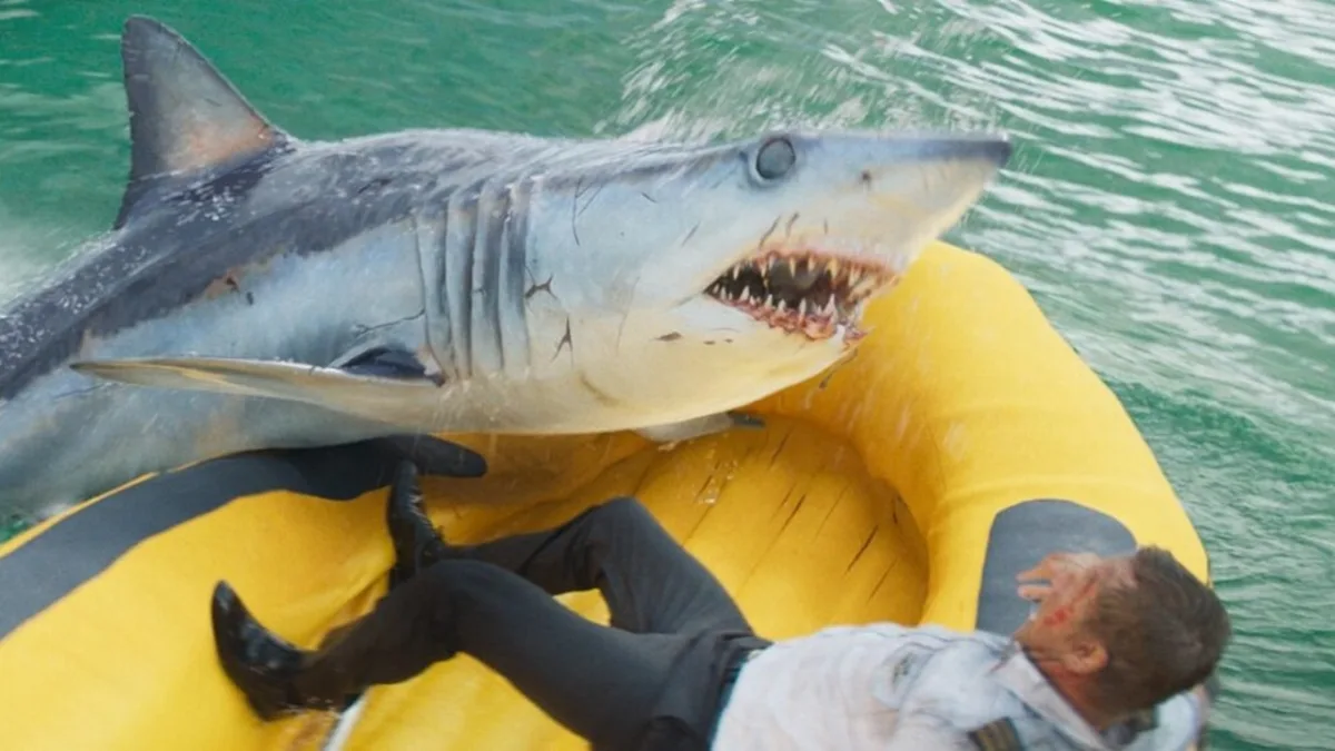 Clip uit 'Deep Water' toont de eerste aanval in de haaienthriller van Renny Harlin