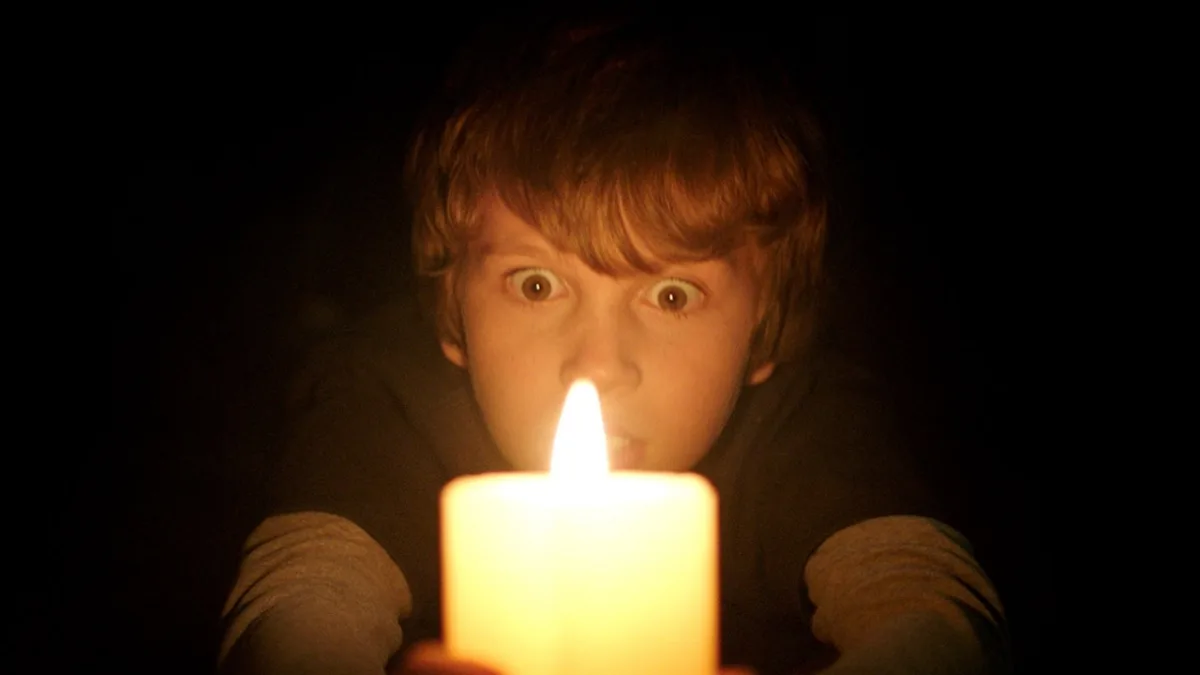 'Lights Out' van David F. Sandberg staat nu in de Netflix Top 10 met een waarschuwing om het licht aan te laten tijdens het kijken