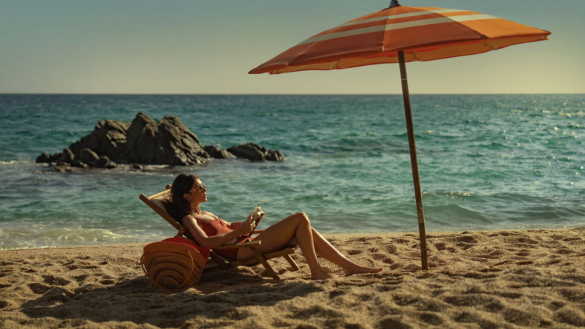 Netflix voegt de boekverfilming 'People We Meet On Vacation' met Emily Bader en Tom Blyth toe aan het aanbod