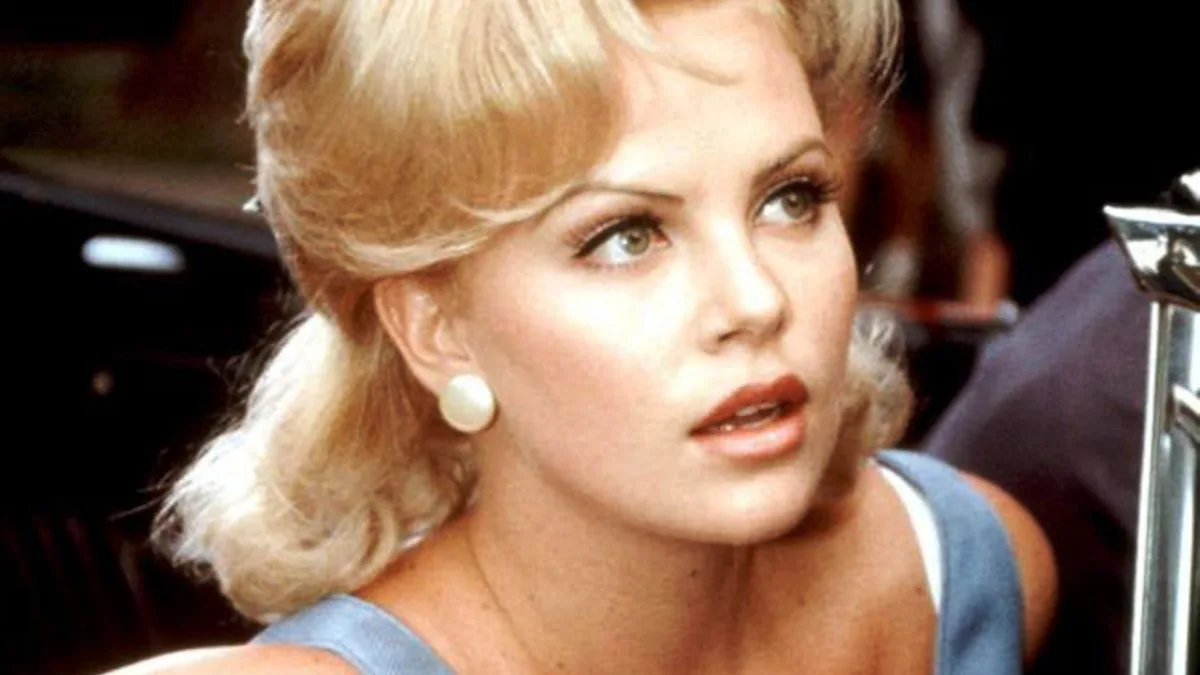 Charlize Theron begon haar acteercarrière na een incident bij een bank in de jaren 90 terwijl ze naar Hollywood verhuisde met slechts $400
