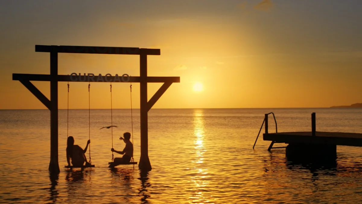 Romantische komedie Verliefd op Curaçao van Johan Nijenhuis nu beschikbaar op Prime Video nadat de film 1,7 miljoen euro opbracht in de bioscoop