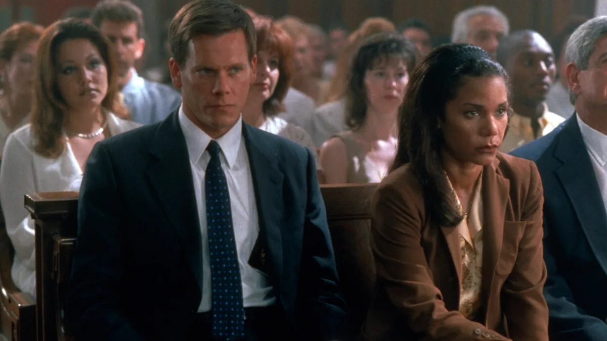 Kevin Bacon herinnert zich de dag waarop opnames van Wild Things werden stilgelegd door de ontdekking van een drijvend lichaam