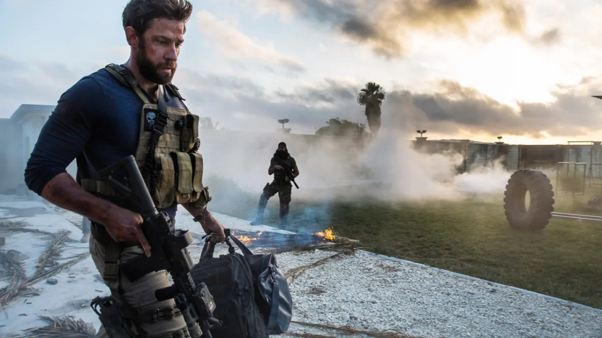Michael Bay regisseert oorlogsfilm over reddingsmissie van Amerikaanse piloten in Iran gebaseerd op boek van Mitchell Zuckoff