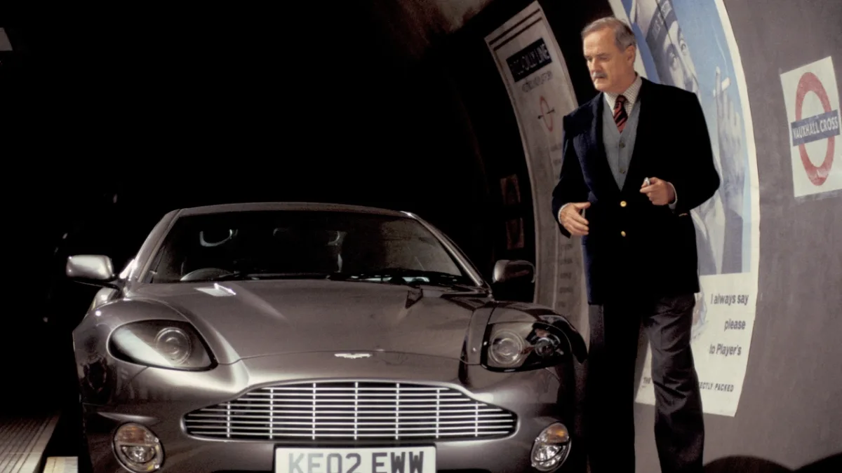 John Cleese bekritiseert moderne Bond-films om gebrek aan humor en te lange actiescènes