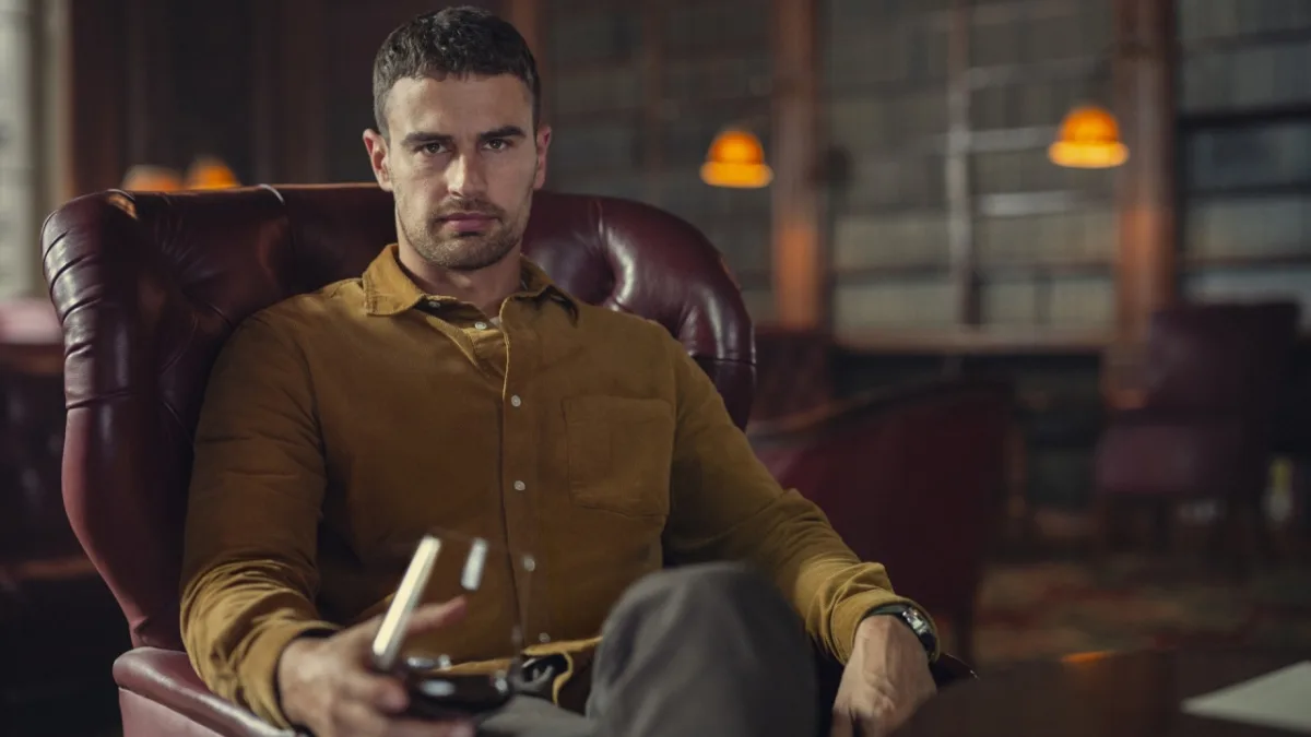 Theo James ziet zichzelf niet als kandidaat voor de rol van James Bond vanwege zijn leeftijd en voorkeur voor kleinere rollen