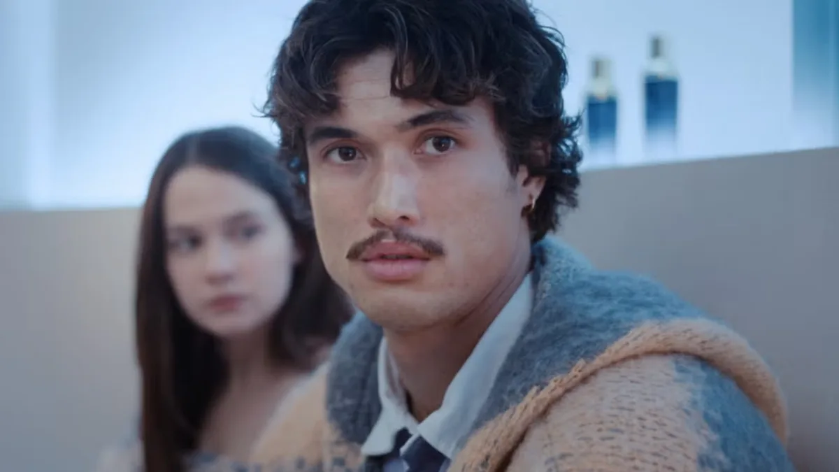 Charles Melton in gesprek om Kakashi Hatake te spelen in de live-action film Naruto