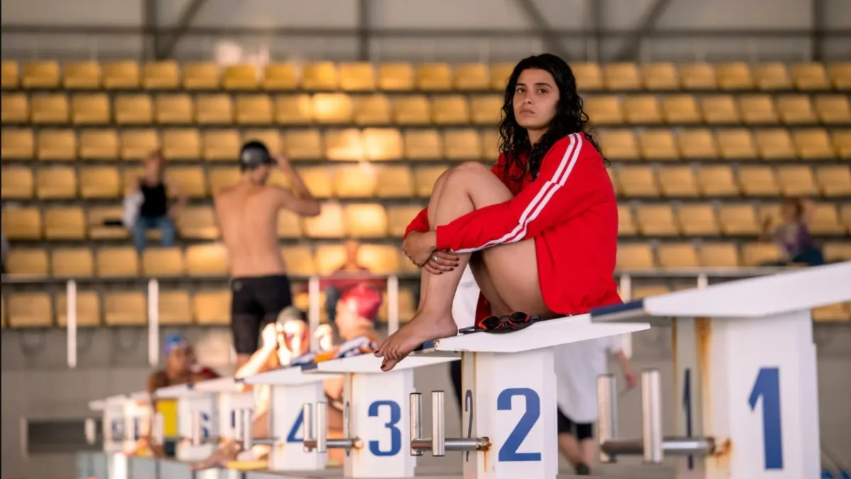 The Swimmers op Netflix volgt de waargebeurde reis van Syrische zussen Yusra en Sara Mardini naar Europa