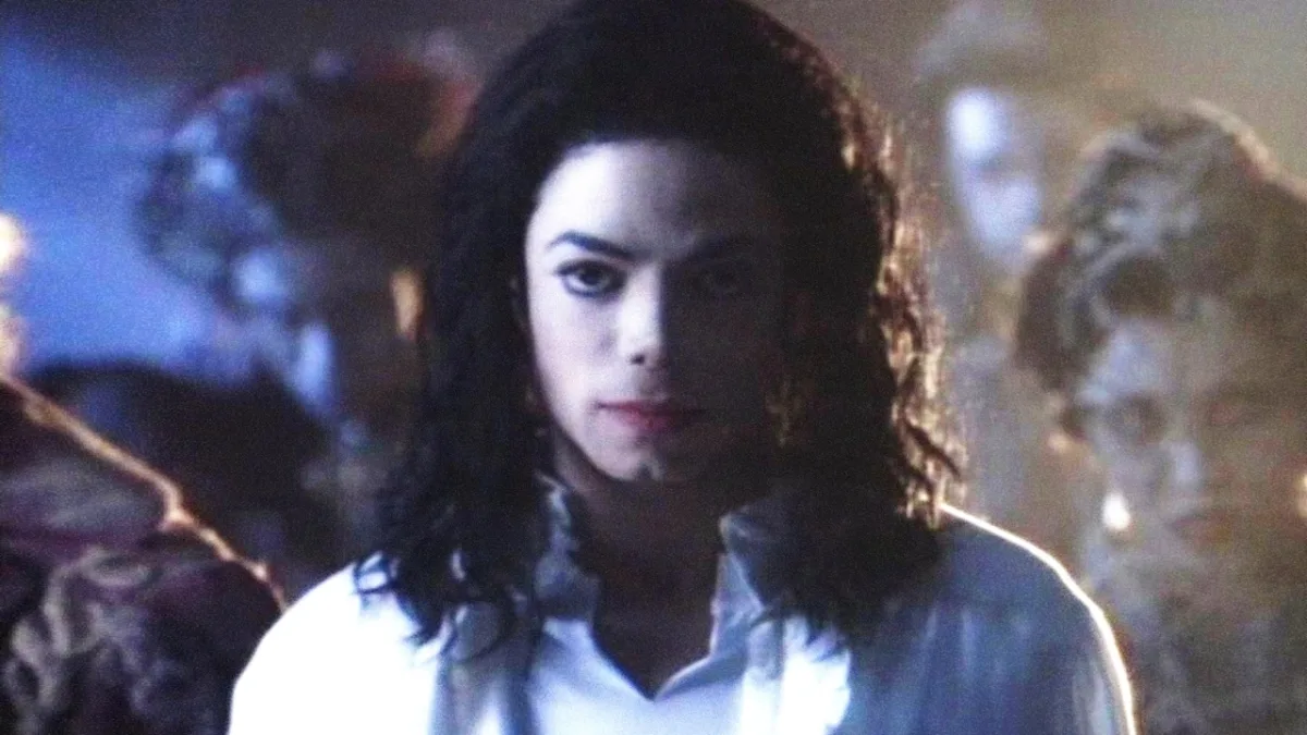 Michael Jacksons vergeten korte muzikale film Ghosts uit 1996, geschreven door Stephen King, nu gratis op YouTube beschikbaar