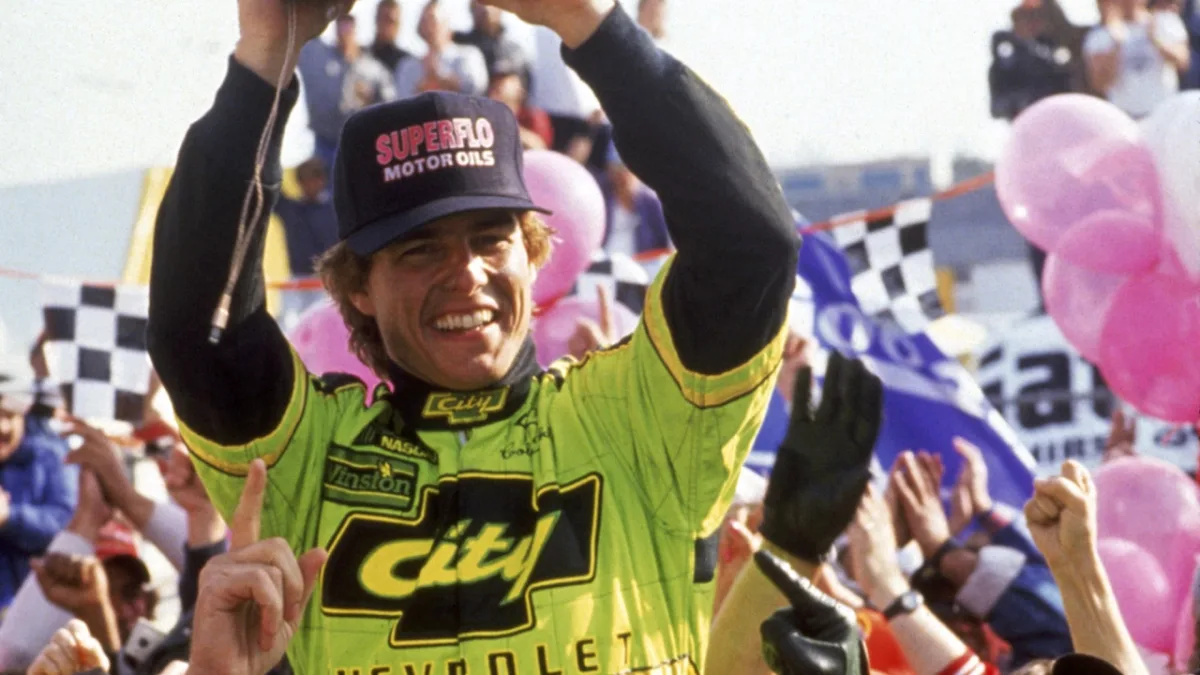 Tom Cruise en Anne Hathaway spelen in 'Days of Thunder 2', die op 2 juni 2028 uitkomt onder regie van Jonathan Levine