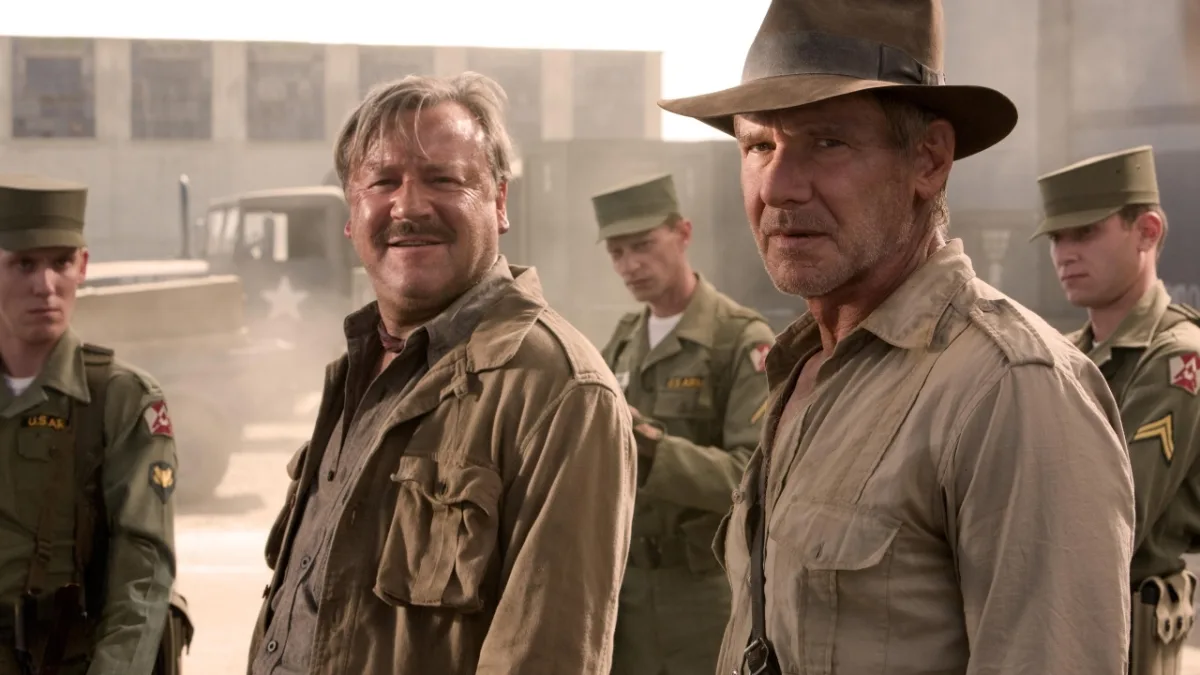 Ray Winstone grijpt in tijdens ongepaste situatie op filmset met jonge actrice