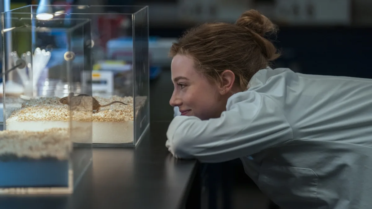 De boekverfilming 'The Love Hypothesis' met Lili Reinhart en Tom Bateman verschijnt op 23 september op Prime Video