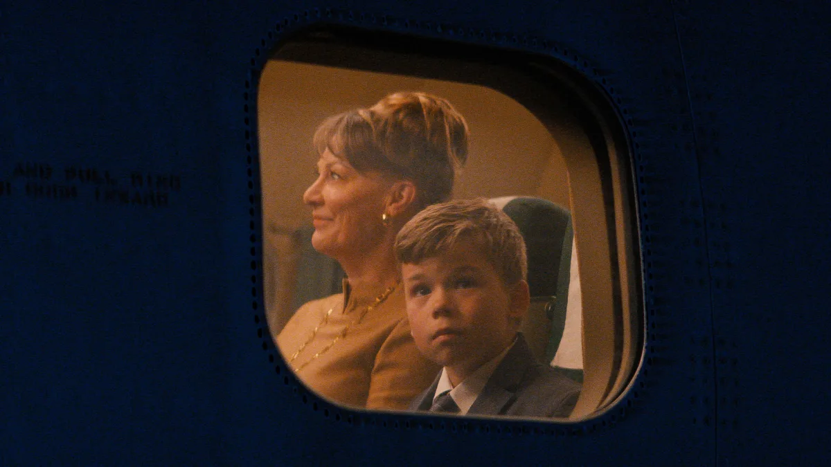John Travolta debuteert als regisseur met de film Propeller One-Way Night Coach op Apple TV, nu nummer 1 in 46 landen