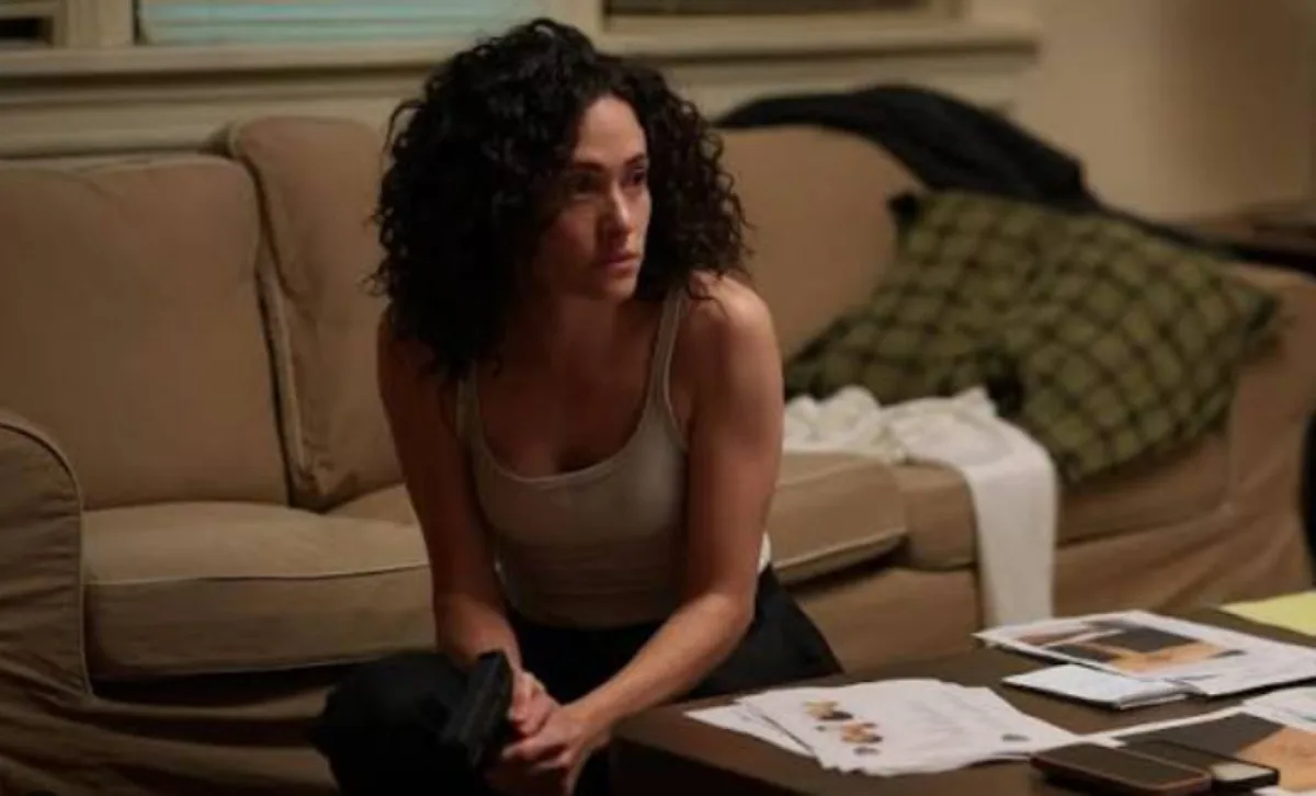 Eerste trailer van Disney+ miniserie Furious met Emmy Rossum als FBI-rechercheur die een vrouwelijke seriemoordenaar achtervolgt