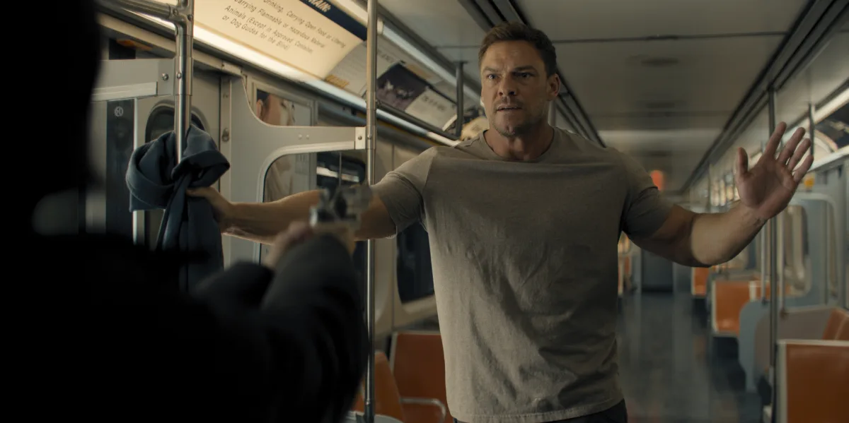 Alan Ritchson reageert op kritiek over greenscreen en AI in het vierde seizoen van Reacher
